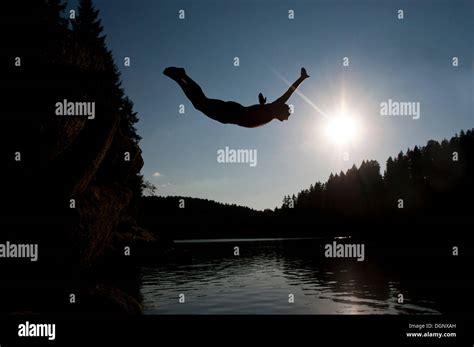 Silhouette Man Cliff Diving Hi Res Stock Photography And Images Alamy