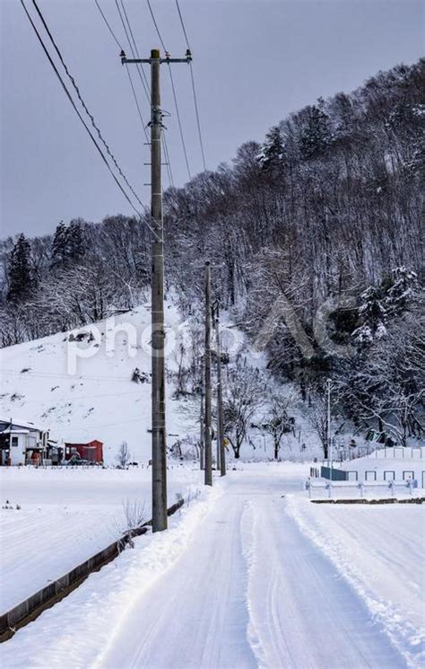 雪の積もった道路 No 25765924｜写真素材なら「写真ac」無料（フリー）ダウンロードok