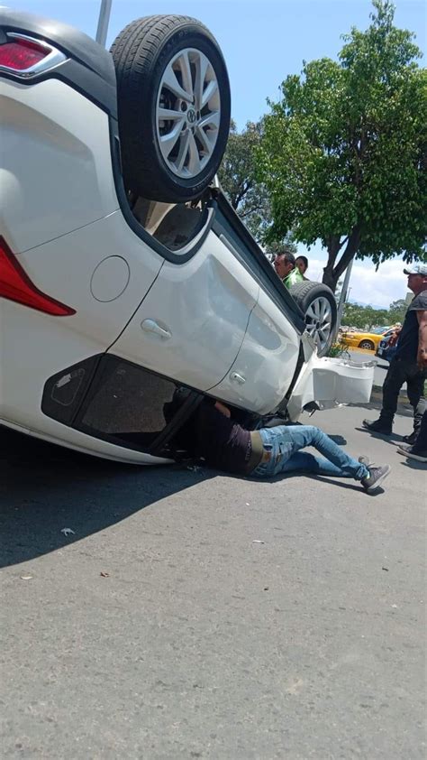 Re lidad Oaxaca on Twitter Se vuelca automóvil sobre la avenida