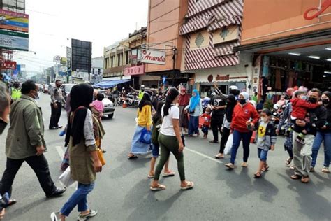 Kota Tasik Lima Kali Zona Merah Pengunjung Pusat Perbelanjaan Dibatasi