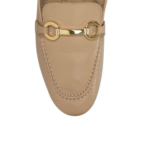 Mocassim Vestige Couro Nude Fivela Dourada Vestige Sapatos Roupas
