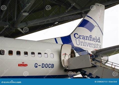 Logotipo Da Universidade Cranfield No Plano B737 Foto De Stock