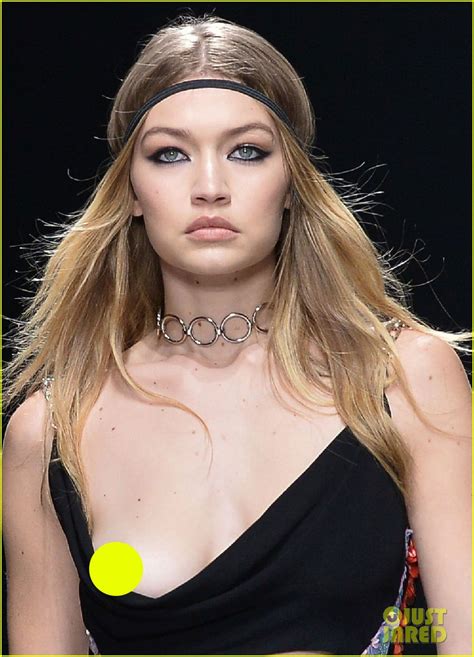 Photo Gigi Hadid Suffers Wardrobe Malfunction On Versace Runway 04