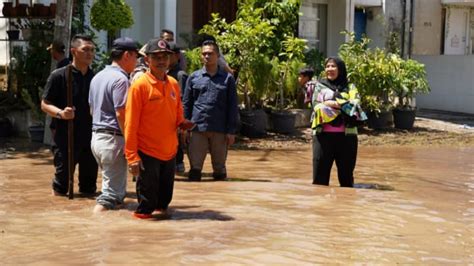 Tanggul Jebol Sebabkan Banjir Di Perumahan Citra Garden Bandar Lampung