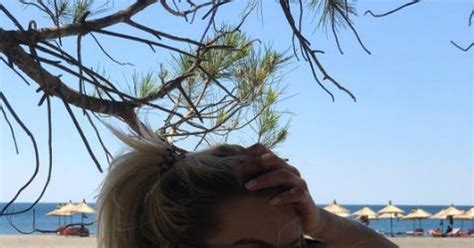 Bukuroshet e ekranit fillojnë plazhin më seksi se kurrë me bikini Shqiptar