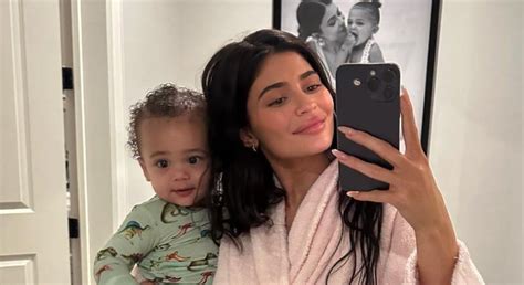 Kylie Jenner Muda Nome Do Filho Ap S Meses Do Nascimento Prisma