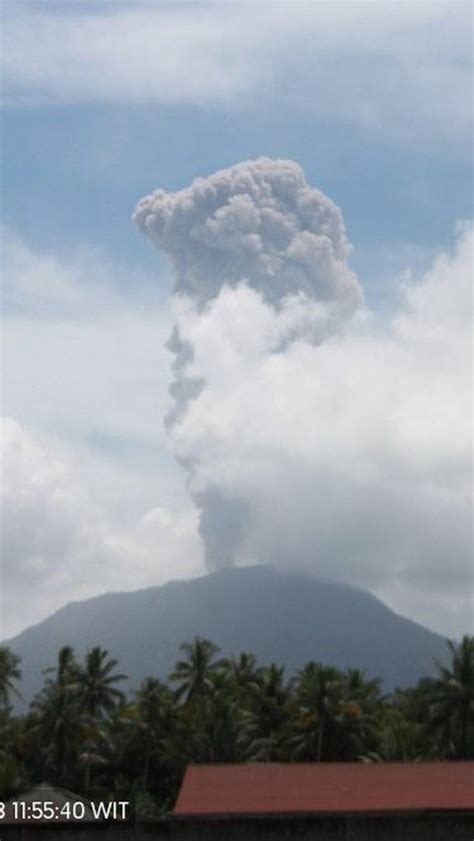 Gunung Ibu Di Halmahera Erupsi Semburkan Abu Setinggi Meter