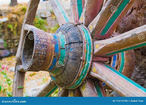 Roda De Carruagem De Madeira Foto De Stock Imagem De Centro Famoso