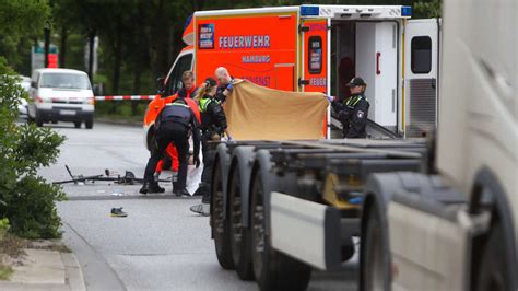 T Dlicher Unfall In Hamburg Wilhelmsburg Radfahrer Von Lkw Berfahren