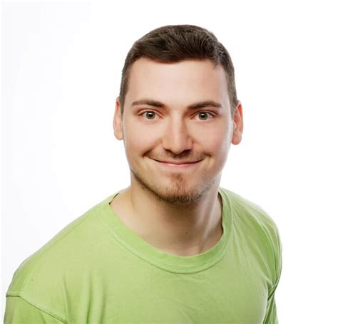 Estilo De Vida E Conceito De Pessoas Jovem Feliz Em T Shirt Verde