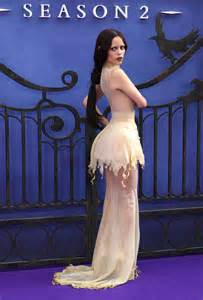 Jenna Ortega lleva vestido negro con las botas góticas trenzadas de los