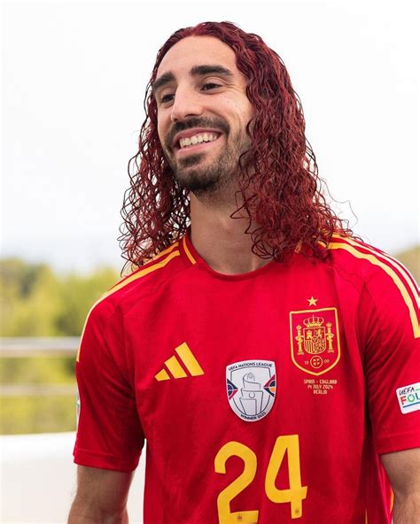 Lateral Da Sele O Espanhola Cumpre Promessa E Pinta Cabelo De Vermelho