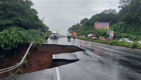 Lluvias Provocan Un Hundimiento De Carretera En Guatemala En La Mira