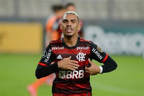 Corinthians devolve Matheuzinho após exigências do Flamengo