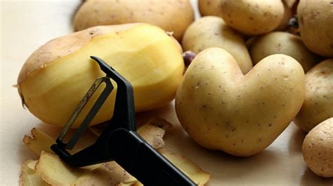 Potato Peel Benefits : బంగాళదుంపల తొక్కలతో ఎన్ని ప్రయోజనాలో.. ఈ ...