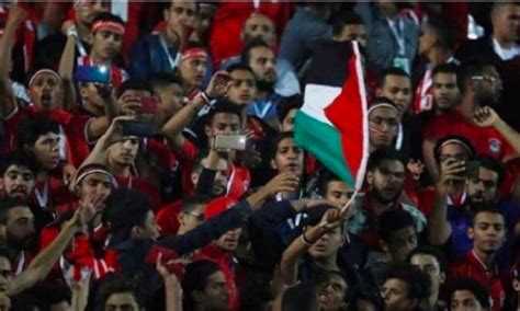 إعتقال شاب رفع العلم الفلسطيني خلال مبارة المنتخب