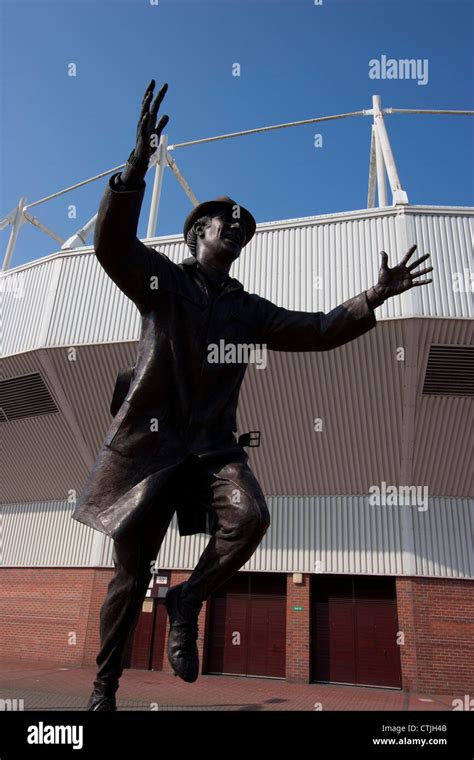 Statue Of Bob Stokoe At The Stadium Of Light Sunderland Stock Photo