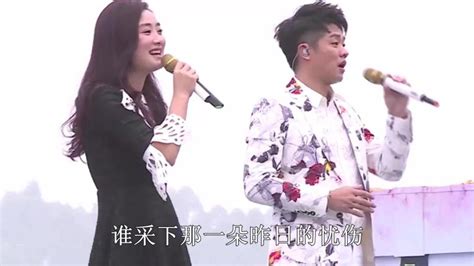 歌曲《荷塘月色》现场带字幕，演唱：凤凰传奇组合音乐流行乐好看视频