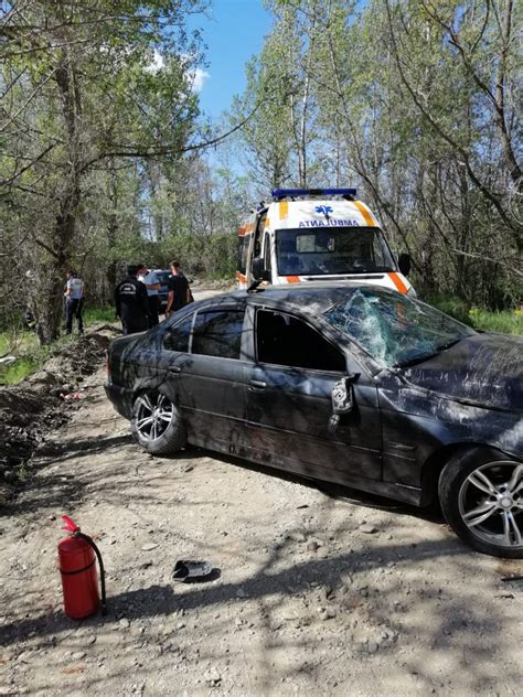 UN BMW RĂSTURNAT ȘI UN COPIL DE TREI ANI BLOCAT ÎN MAȘINĂ INTERVENȚII