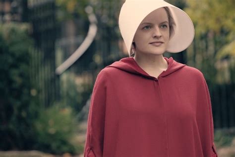 'The Handmaid's Tale' Star Elisabeth Moss Tells Us What It's Like to ...