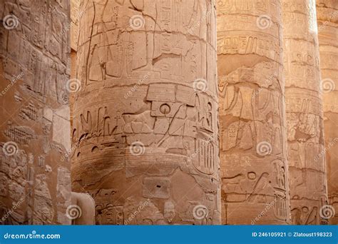 Différentes Colonnes Avec Hiéroglyphes Dans Le Temple Karnak Le Temple