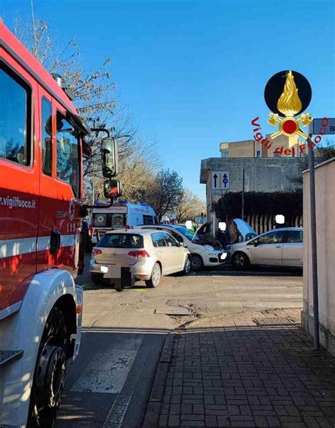 Dal Nord Ovest Maxi Incidente A Vercelli Tre Auto Si Scontrano Due