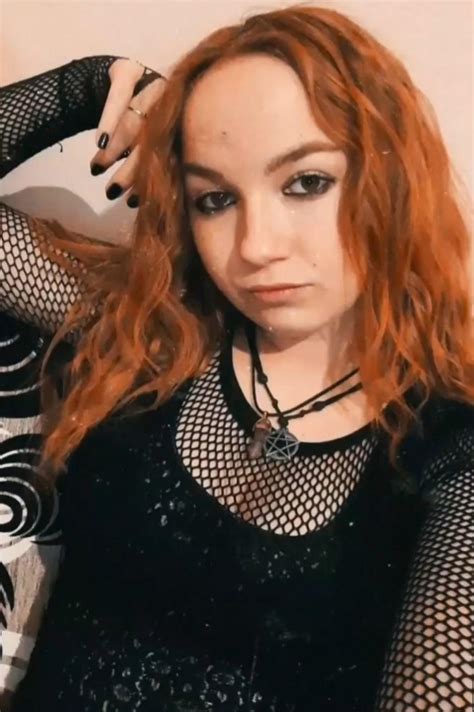 Ginger Goth Babe Scrolller