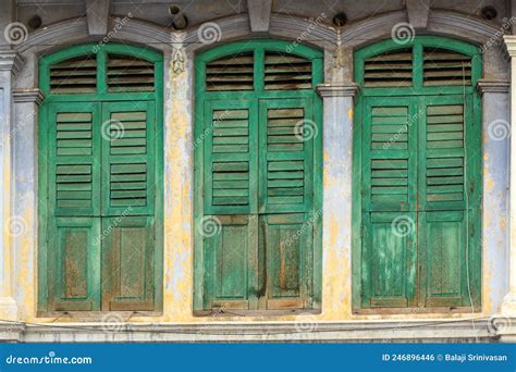 Janelas De Madeira De Vintage De Uma Antiga Loja Chinesa Foto De Stock