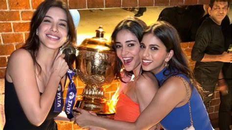 Suhana Khan Ananya Panday Shanaya Kapoor Hold Kkr S Ipl Trophy Close As They Celebrate Team S