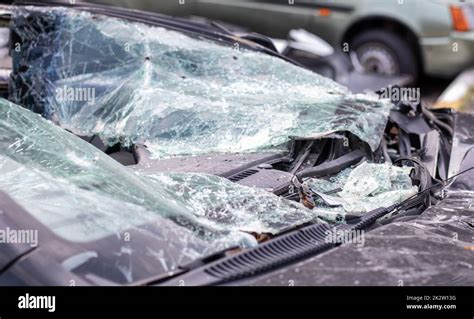 Gros plan d une voiture dont le pare brise est cassé après un accident