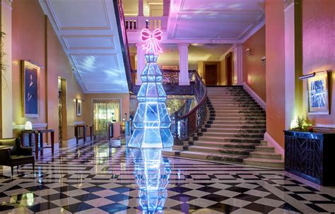 London's famed hotel Claridge’s has a gorgeous 17 feet tall Christmas tree created by Jimmy Choo ...