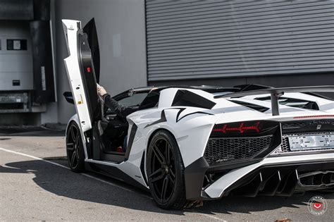 Black and White Exterior Color Solution for Custom Lamborghini ...