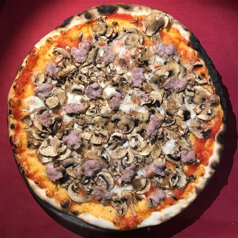 Funghi E Salsiccia Hostaria E Pizzeria Giacomelli