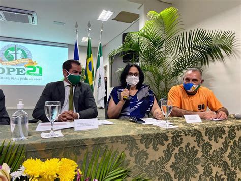 Ministra Damares Alves Chega A Boa Vista Para Entregar Vans E Visita A