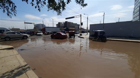 Chiclayo desagüe colapsa e inunda calles frente a Hospital Regional