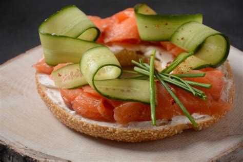 Sándwich de bagel con salmón queso crema pepino Foto Premium