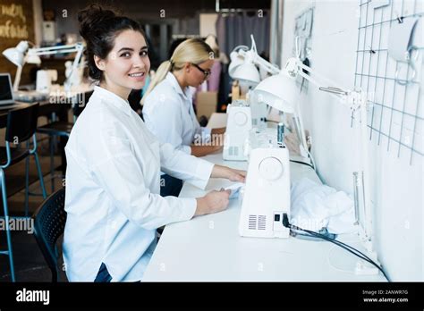 Costureras trabajando fotografías e imágenes de alta resolución Alamy