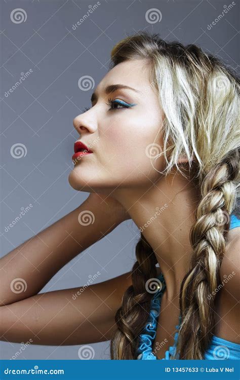 Mujer Rubia Con Las Trenzas Imagen De Archivo Imagen De Rubio