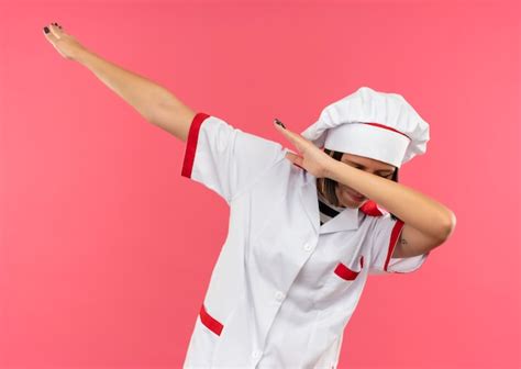 Joven Cocinera En Uniforme De Chef Haciendo Gesto De Dab Con Los Ojos