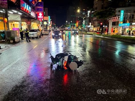 桃園龜山路面坑洞疑釀死亡車禍 公路局緊急填補 社會 中央社 Cna