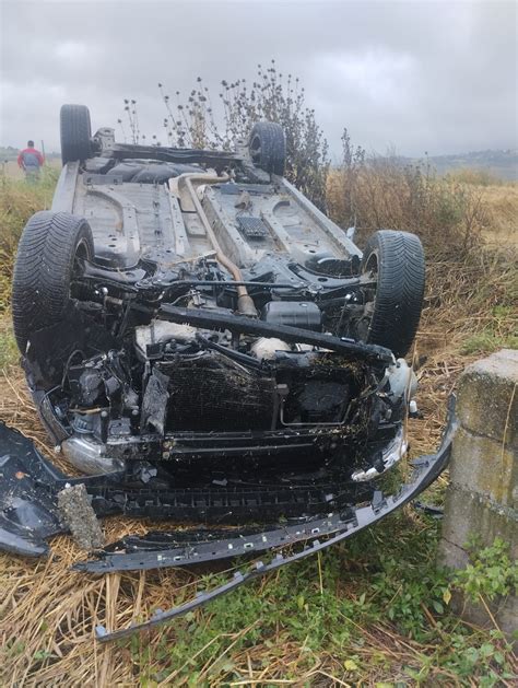 Auto Esce Fuori Strada E Si Ribalta Paura Per Madre E Figlio Il