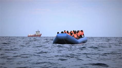 Migranti Persone Salvate Dalla Ocean Viking Al Largo Della Libia