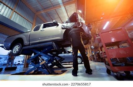 9,548 Hydraulic Lift With Car Stock Photos, Images & Photography ...