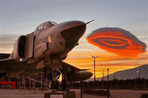 News and Report Daily 拉 邏 Bizarre pink vagina cloud sighting boggles