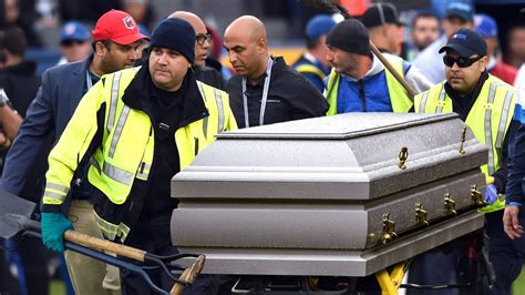 Nfl Gravediggers Rush To Field To Bury Unconscious Player Trendradars