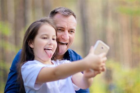 Padre E Hija Tomando Selfie En Smartphone Al Aire Libre Foto Premium