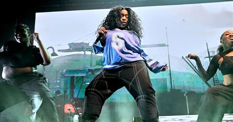 SZA Flaunts Bikini In New Photo Dump Addresses Lana Demands