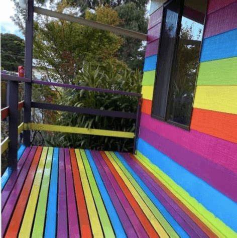 Vittima Di Omofobia I Vicini Lo Aiutano A Dipingere La Casa Con I Colori Dell Arcobaleno Gay It