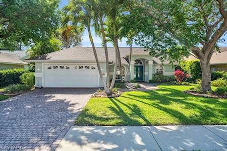 Lakeport Villas In Crown Pointe Lakeport Villas Real Estate In Naples Fl