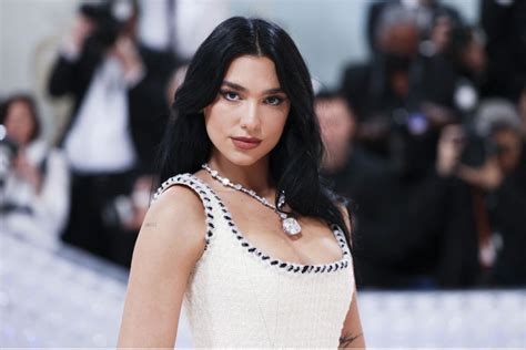 Dua Lipa Viral Con Su Vestido Transparente En La Premier De Barbie